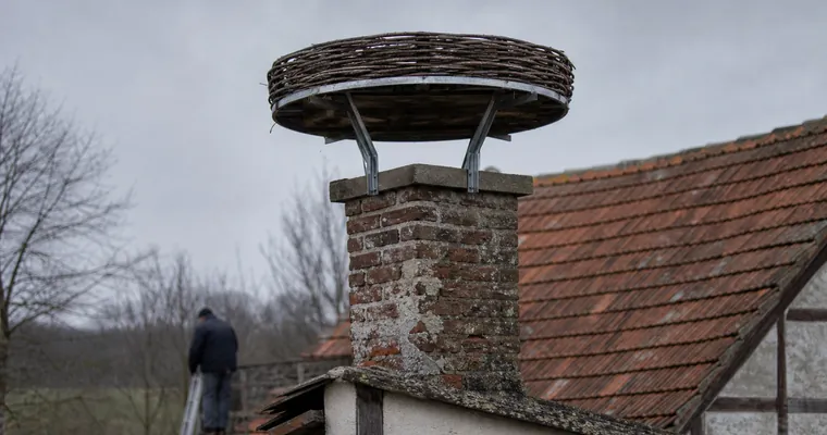 Platforma z wikliny zamontowana nad kominem jako miejsce na gniazdo